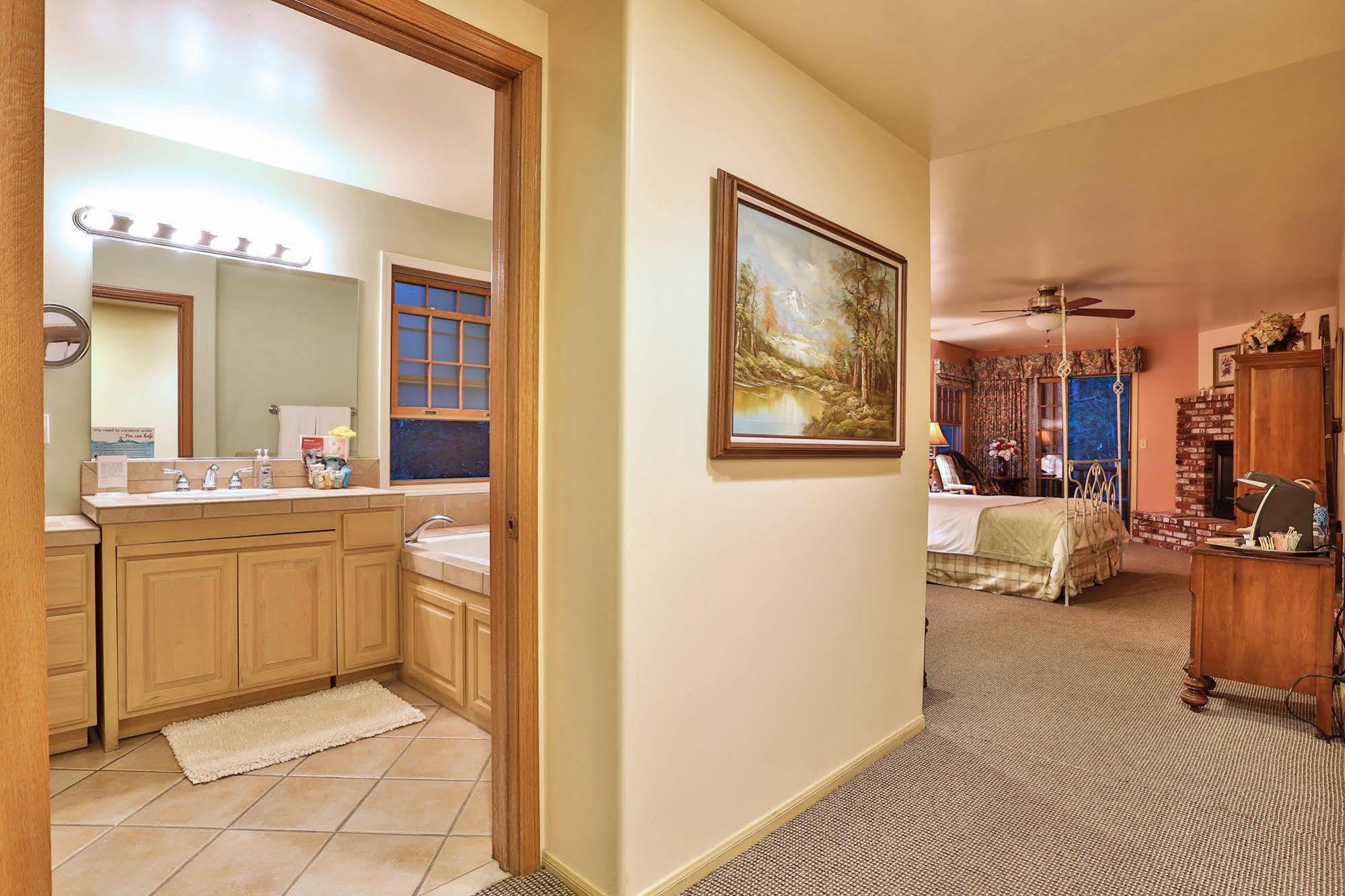 Alpenhorn Bed And Breakfast Биг Бэар Лейк Экстерьер фото
